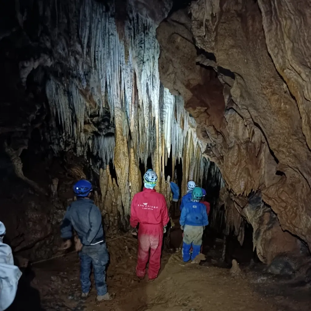 Espeleología en la Cueva de Dos Bocas